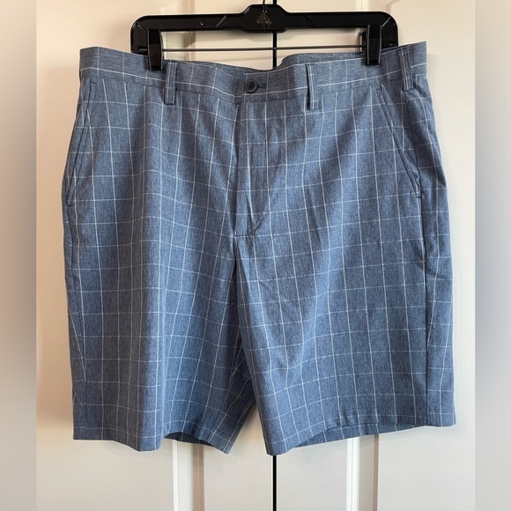 IZOD golf shorts men’s size 36.